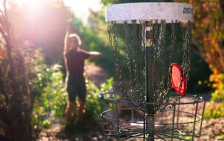 man scoring at a portland disc golf course